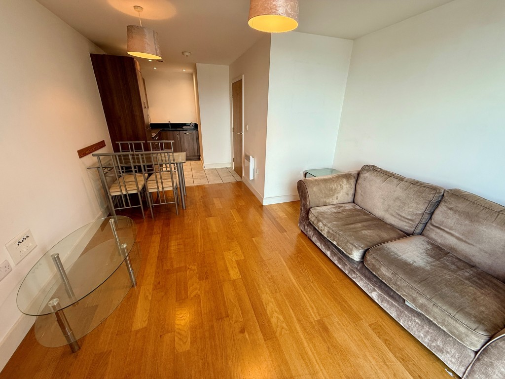 Lot: 77 - WELL PRESENTED FLAT WITH GOOD VIEWS - Living/dining room